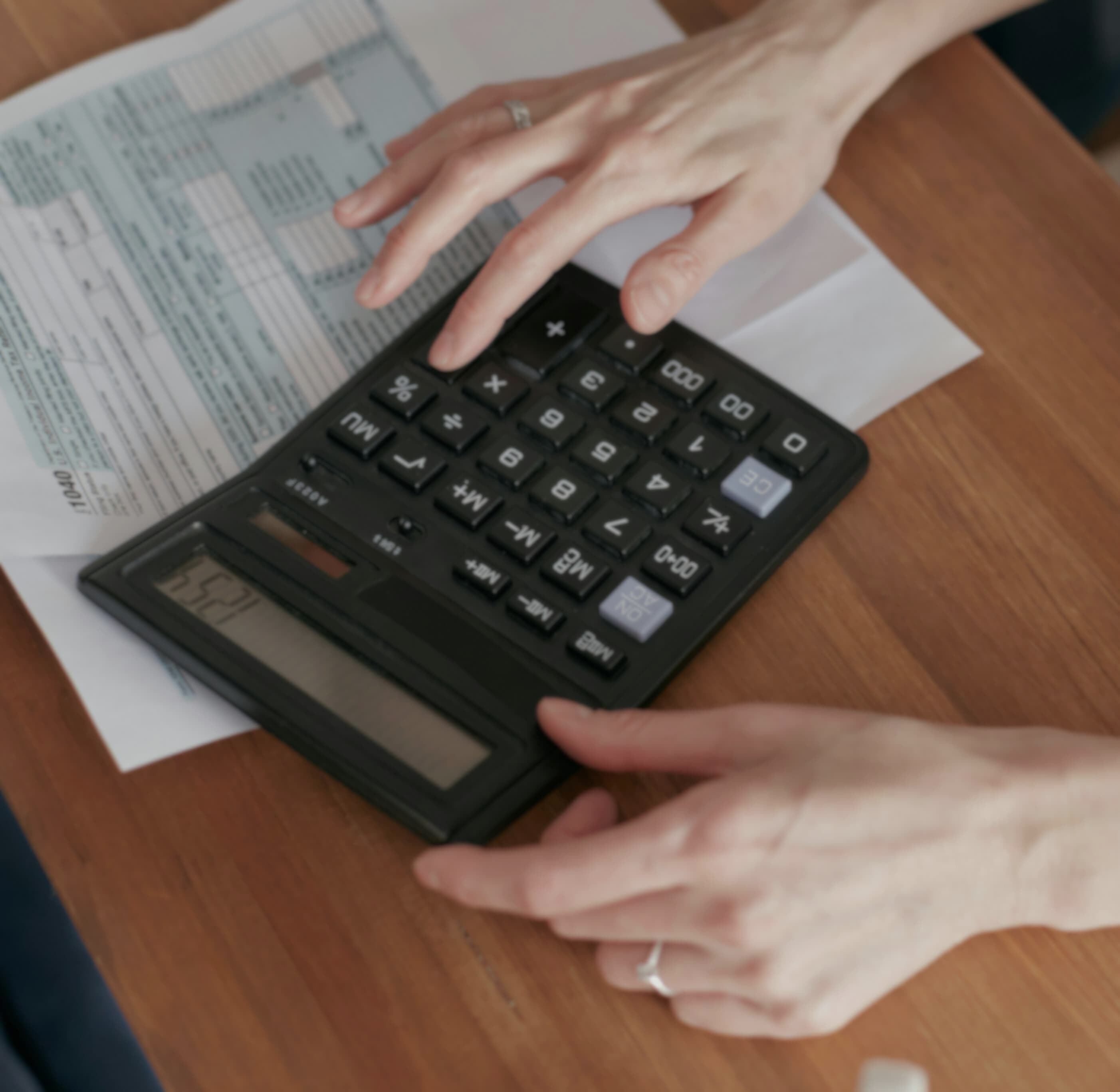 Pessoa usando uma calculadora